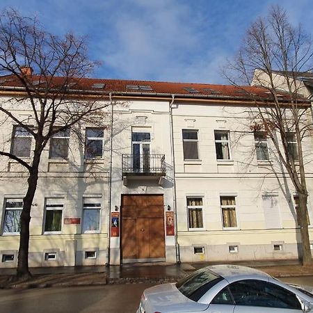 Romzsa Todor Kollegium Vandrarhem Szeged Exteriör bild