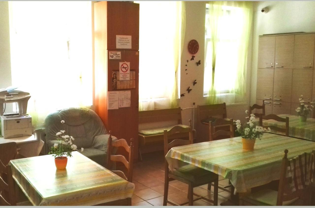 Romzsa Todor Kollegium Vandrarhem Szeged Exteriör bild