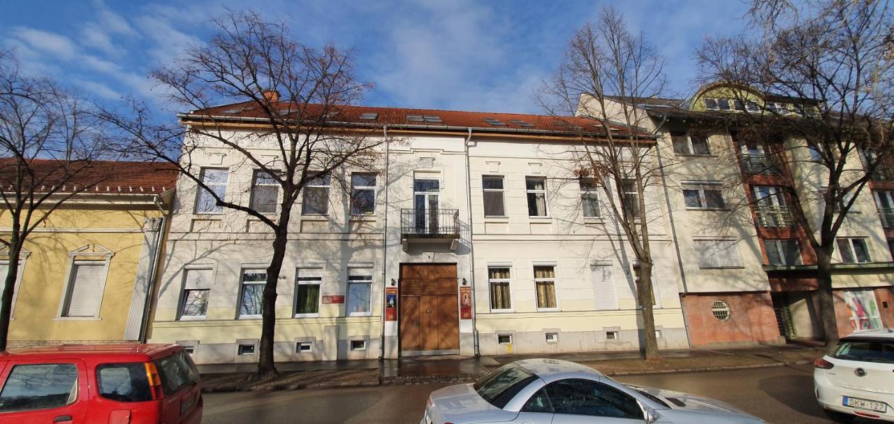 Romzsa Todor Kollegium Vandrarhem Szeged Exteriör bild