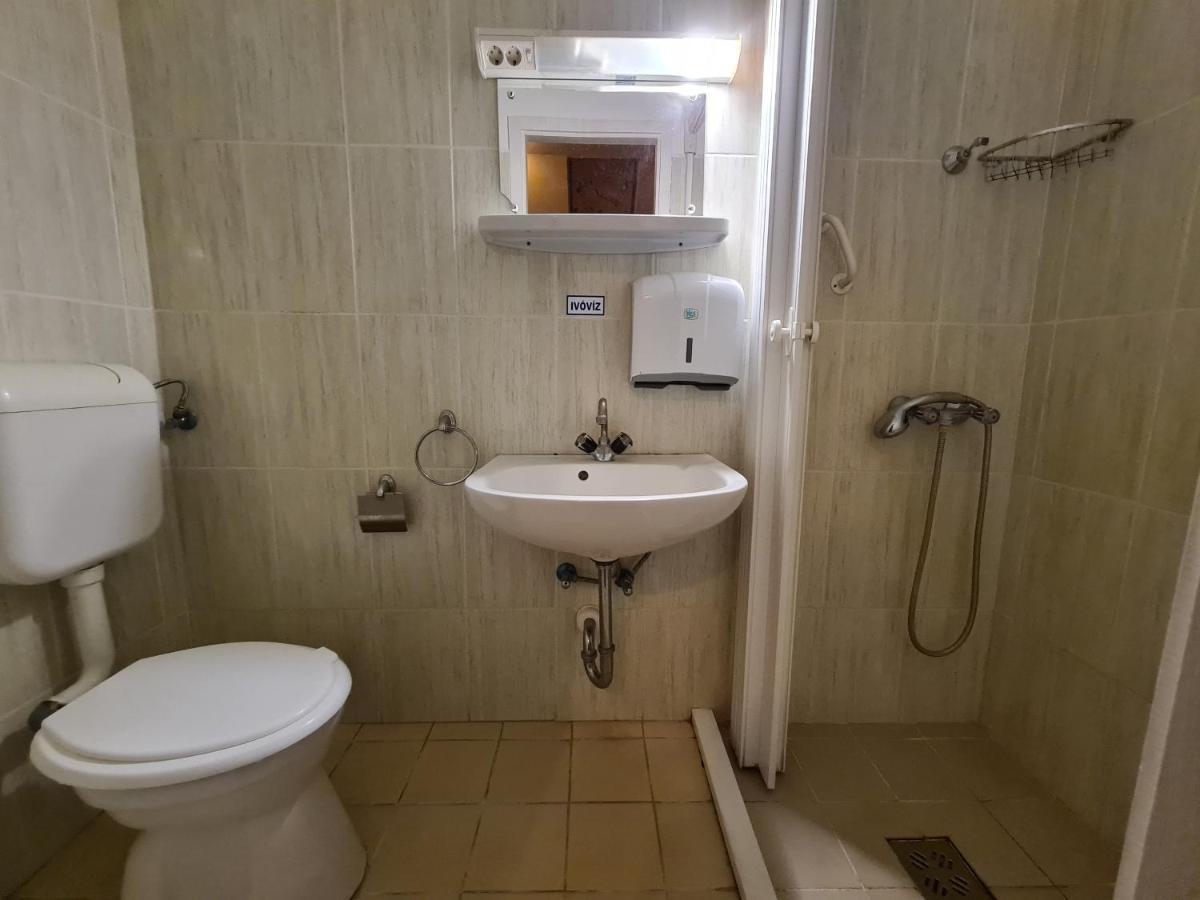 Romzsa Todor Kollegium Vandrarhem Szeged Exteriör bild