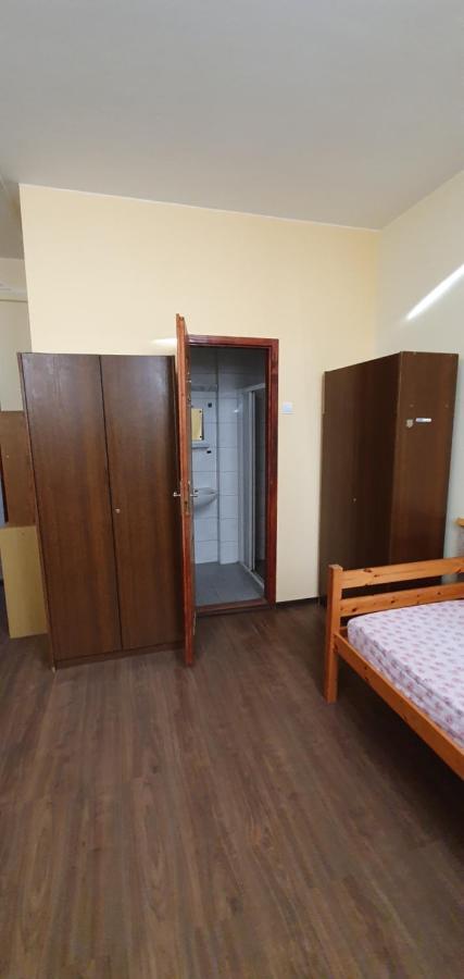 Romzsa Todor Kollegium Vandrarhem Szeged Exteriör bild