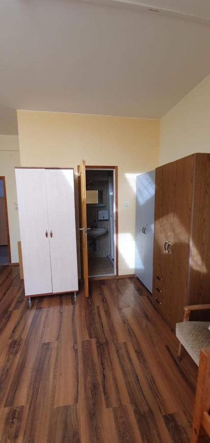Romzsa Todor Kollegium Vandrarhem Szeged Exteriör bild